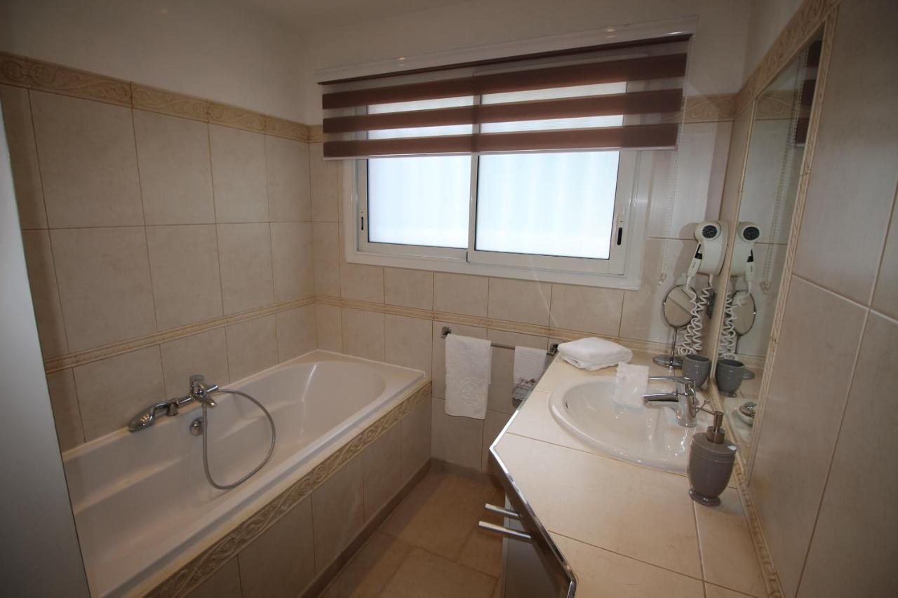 Villa Jalna Chambre, Suites Et Appartement Roquefort Les Pins Bagian luar foto